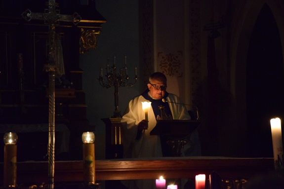 Może być zdjęciem przedstawiającym 1 osoba i w budynku